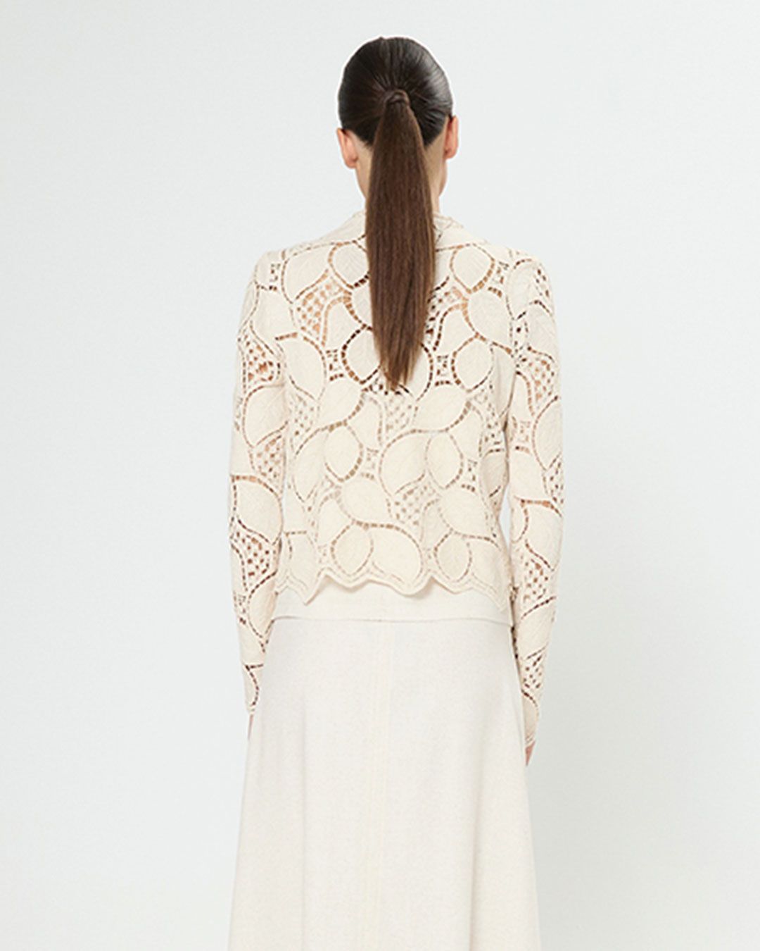 Chaqueta corta de encaje calado en crudo. Elegante y ligera, perfecta para invitadas o looks sofisticados de primavera.