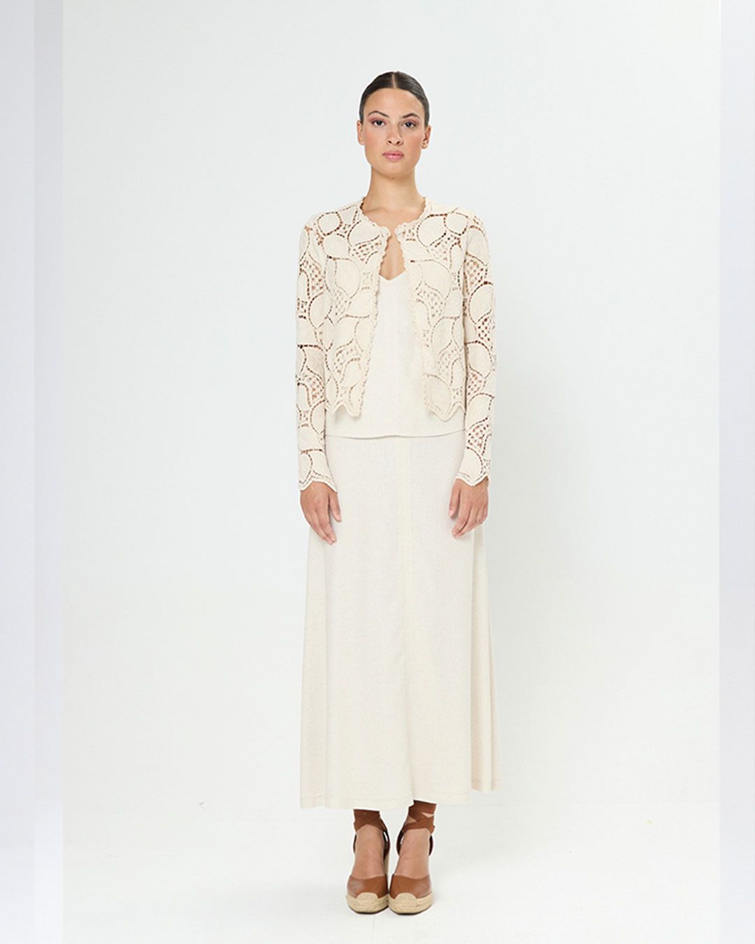 Chaqueta corta de encaje calado en crudo. Elegante y ligera, perfecta para invitadas o looks sofisticados de primavera.