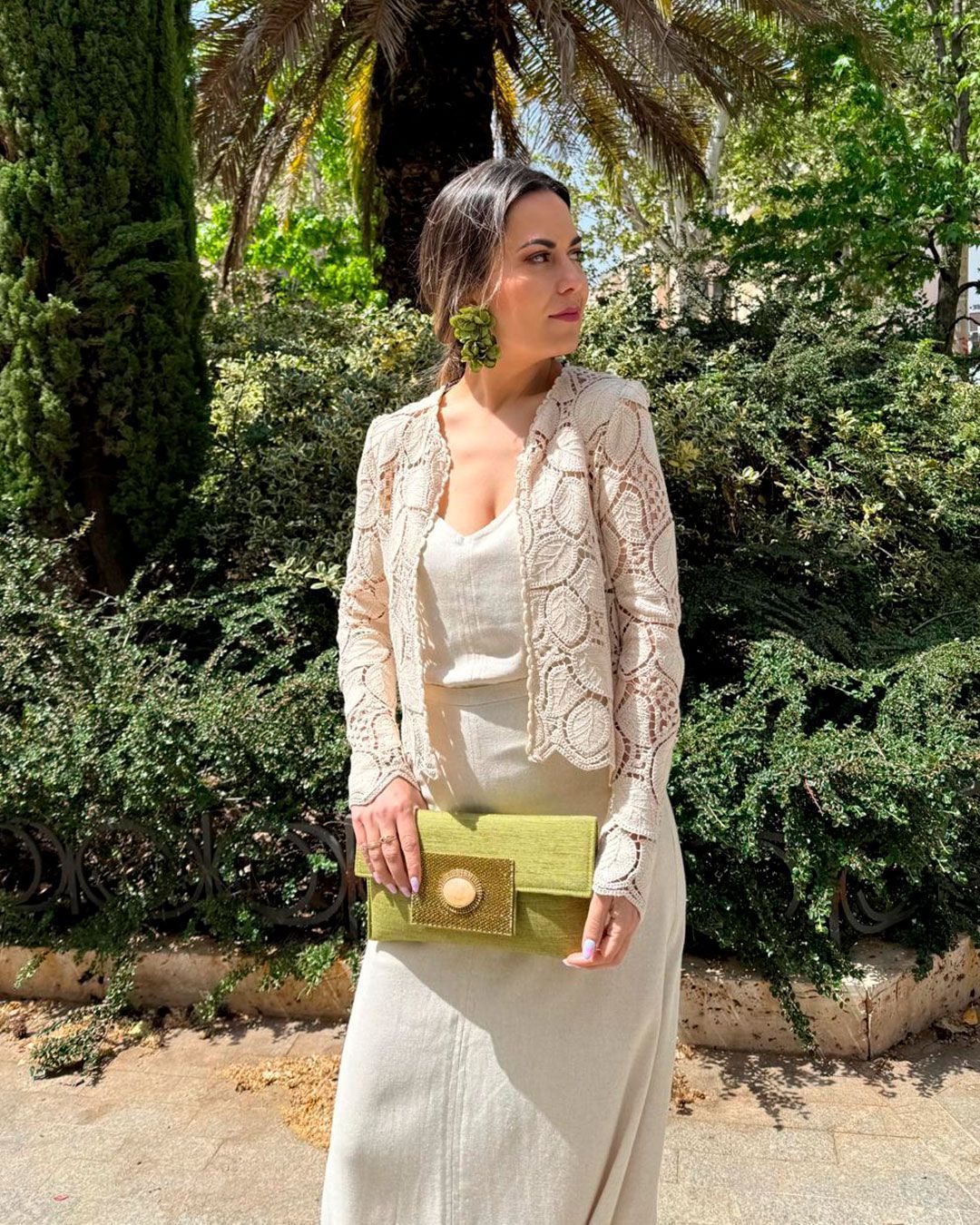 Chaqueta corta de encaje calado en crudo. Elegante y ligera, perfecta para invitadas o looks sofisticados de primavera.