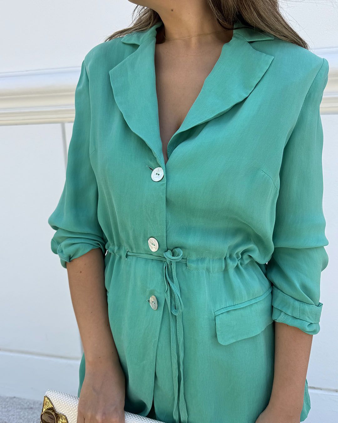Conjunto verde menta en tejido cupro, con chaqueta fluida de cinturilla ajustable y pantalón palazzo. Ligero, elegante y perfecto para verano.