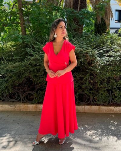 Conjunto frambuesa de top cruzado con hebilla y falda midi evasé
