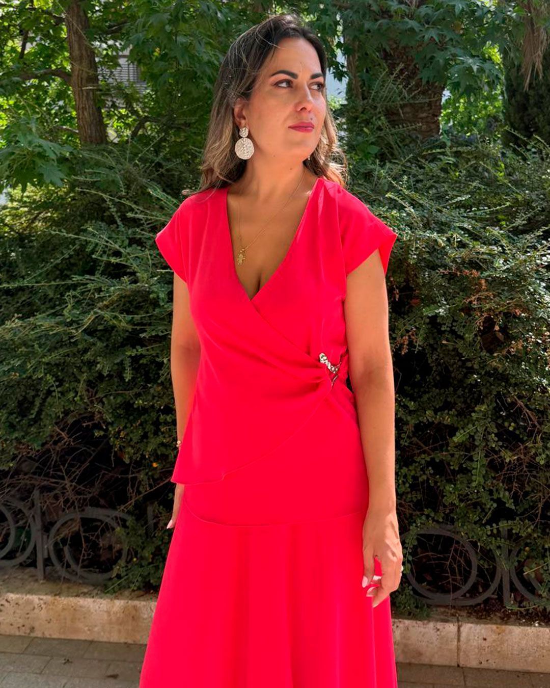 Conjunto frambuesa de top cruzado con hebilla y falda midi evasé