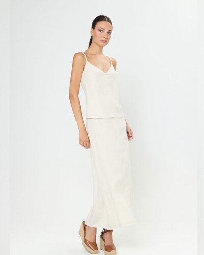 Conjunto efecto lino en tono crudo con top de tirantes y falda larga evasé. Fresco, versátil y elegante.