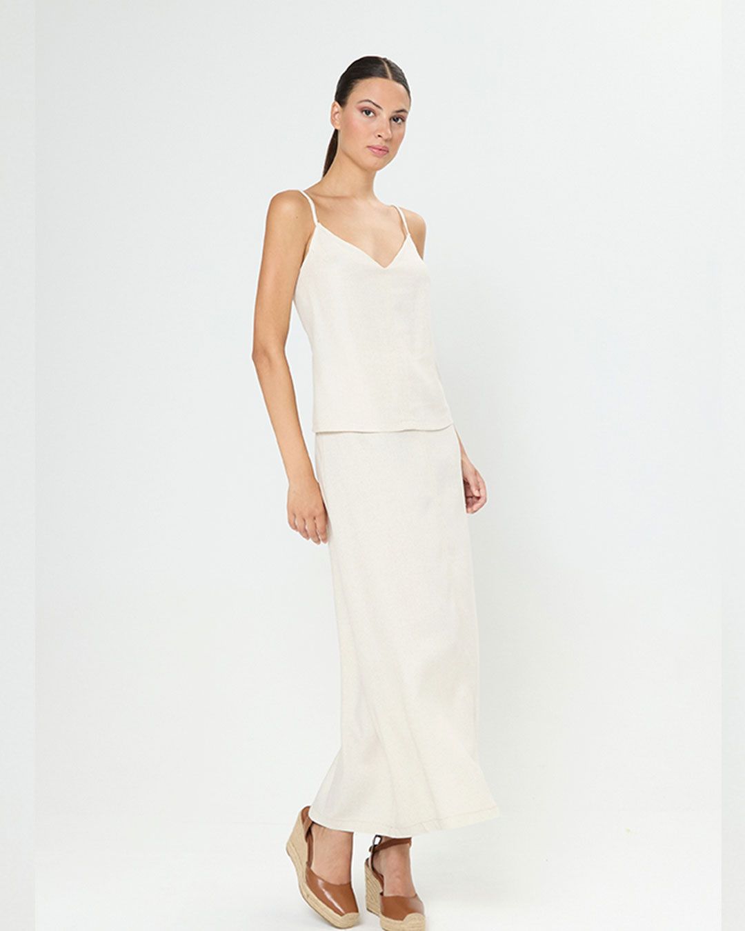 Conjunto efecto lino en tono crudo con top de tirantes y falda larga evasé. Fresco, versátil y elegante.