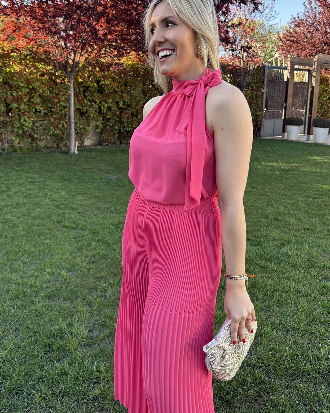 Conjunto coral de top anudado y pantalón plisado