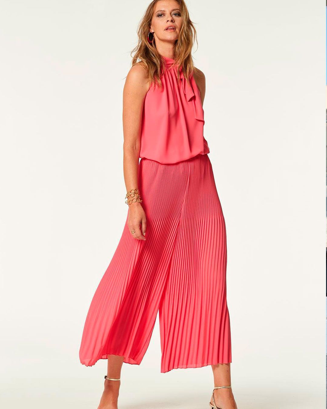 Conjunto coral de top anudado y pantalón plisado