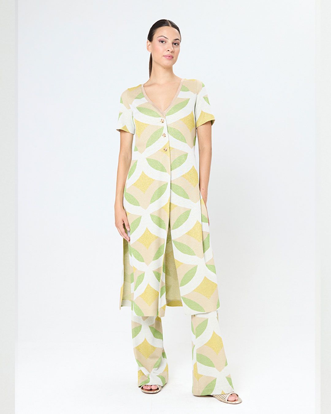 Conjunto de punto con caftán largo y pantalón estampado en tonos pastel con lurex. Cómodo, elegante y lleno de luz.