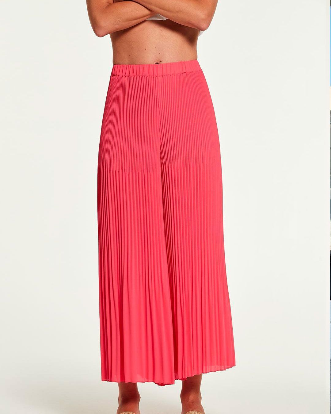 Conjunto coral de top anudado y pantalón plisado
