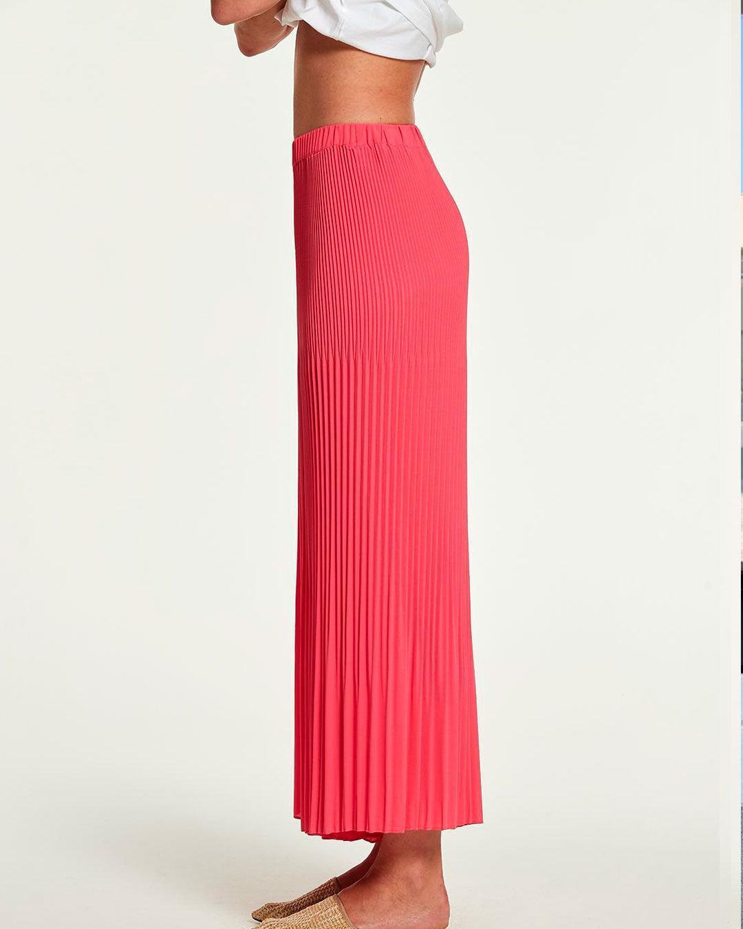 Conjunto coral de top anudado y pantalón plisado