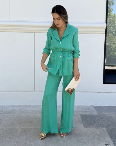 Conjunto verde menta en tejido cupro, con chaqueta fluida de cinturilla ajustable y pantalón palazzo. Ligero, elegante y perfecto para verano.