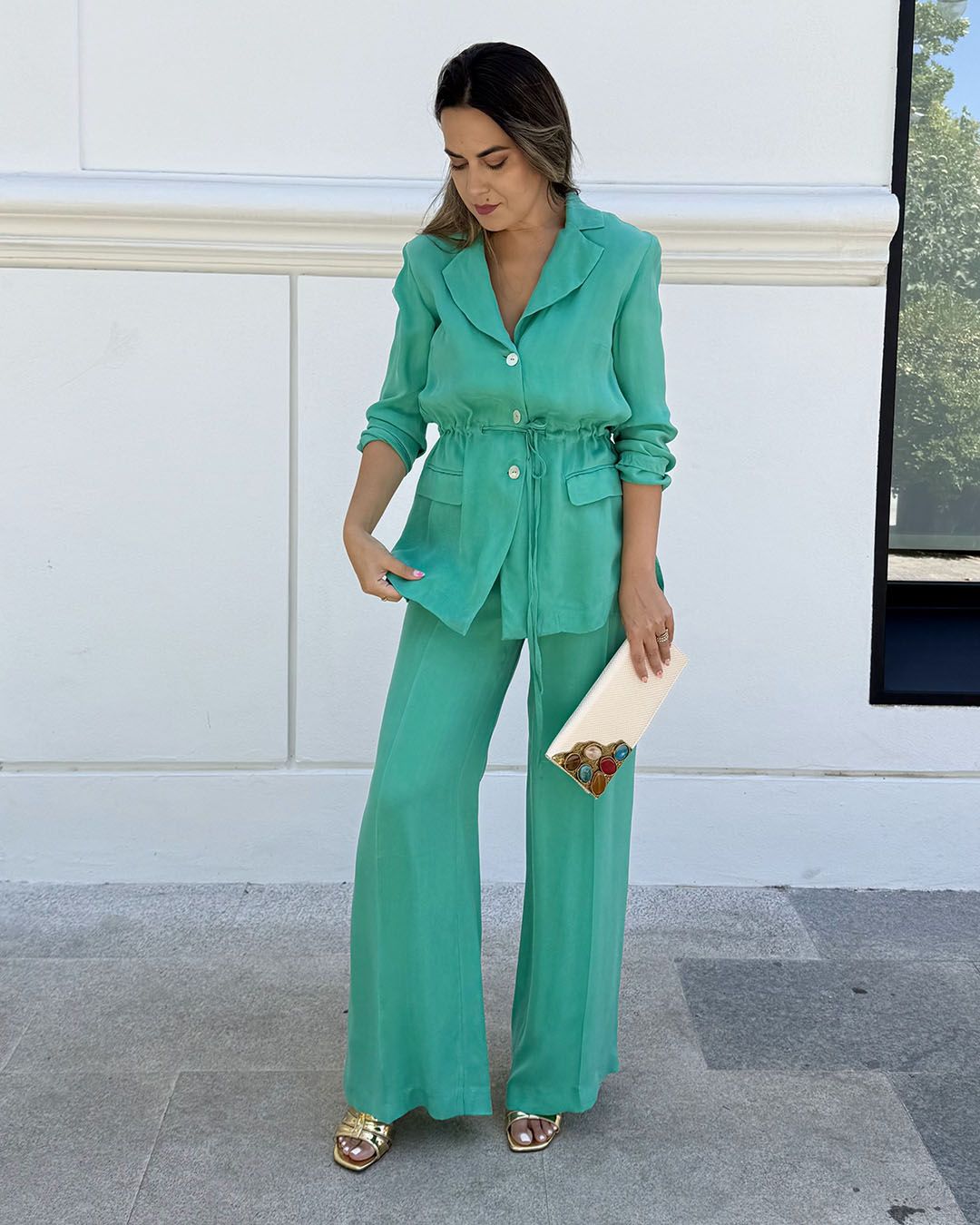Conjunto verde menta en tejido cupro, con chaqueta fluida de cinturilla ajustable y pantalón palazzo. Ligero, elegante y perfecto para verano.