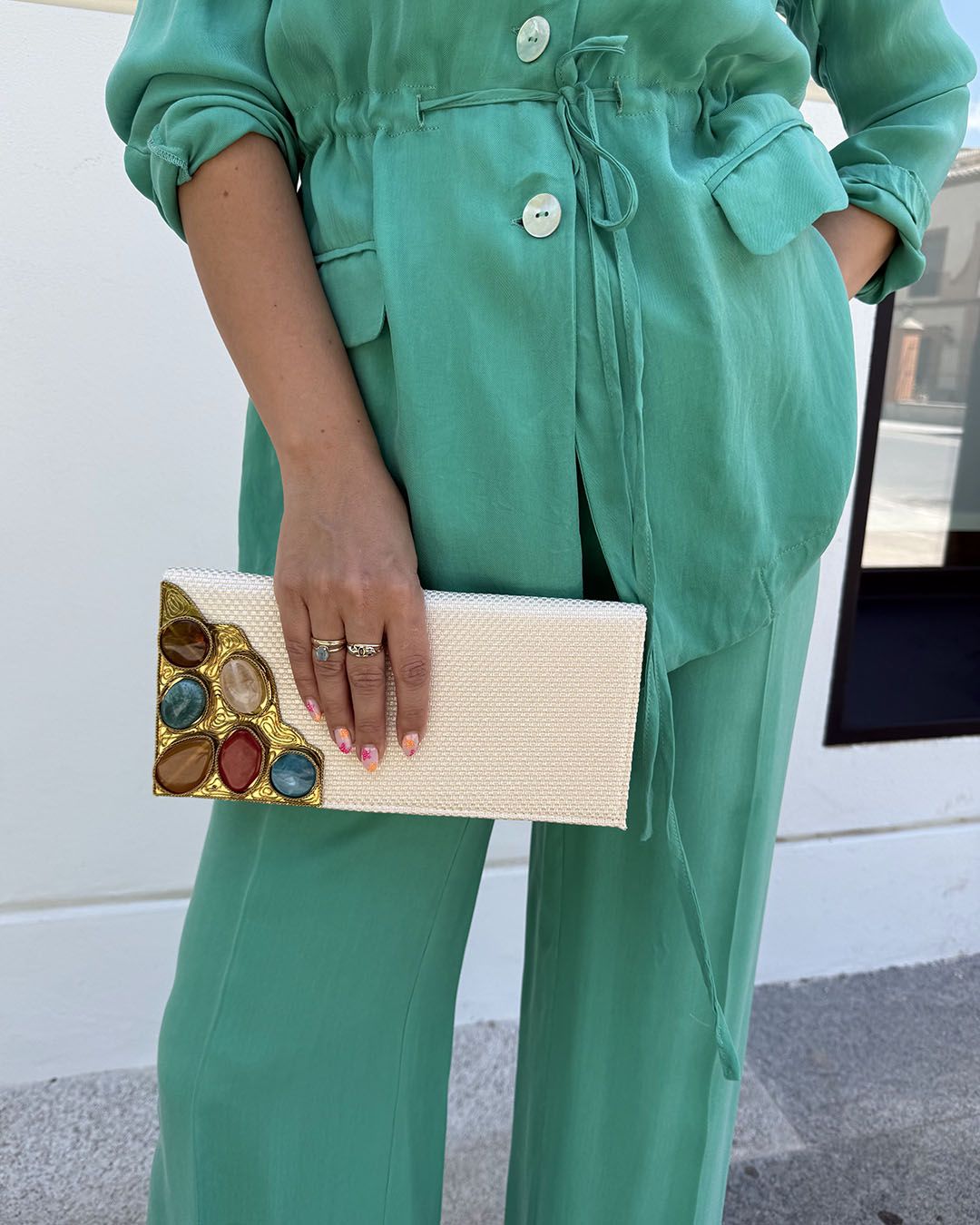 Conjunto verde menta en tejido cupro, con chaqueta fluida de cinturilla ajustable y pantalón palazzo. Ligero, elegante y perfecto para verano.