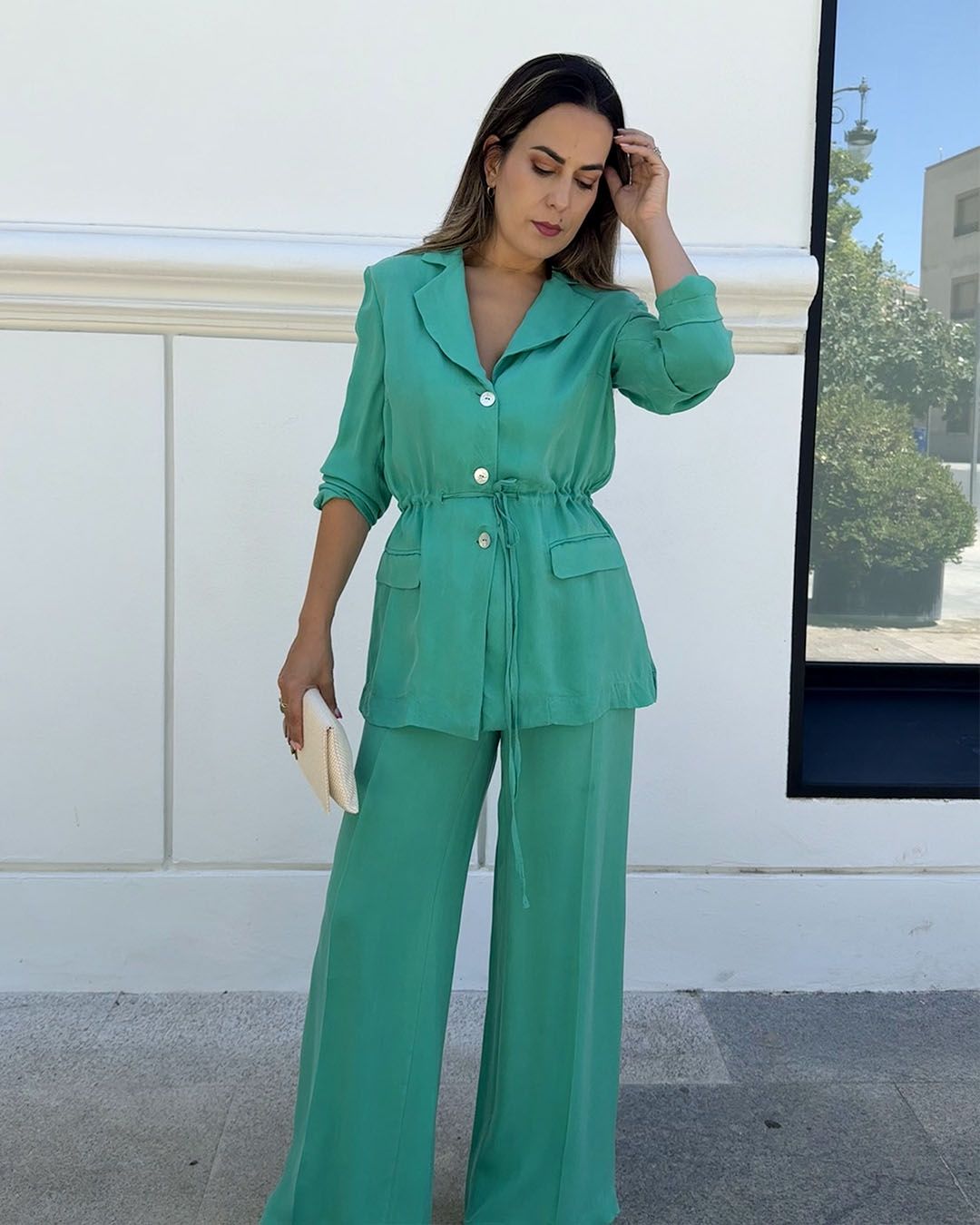 Conjunto verde menta en tejido cupro, con chaqueta fluida de cinturilla ajustable y pantalón palazzo. Ligero, elegante y perfecto para verano.