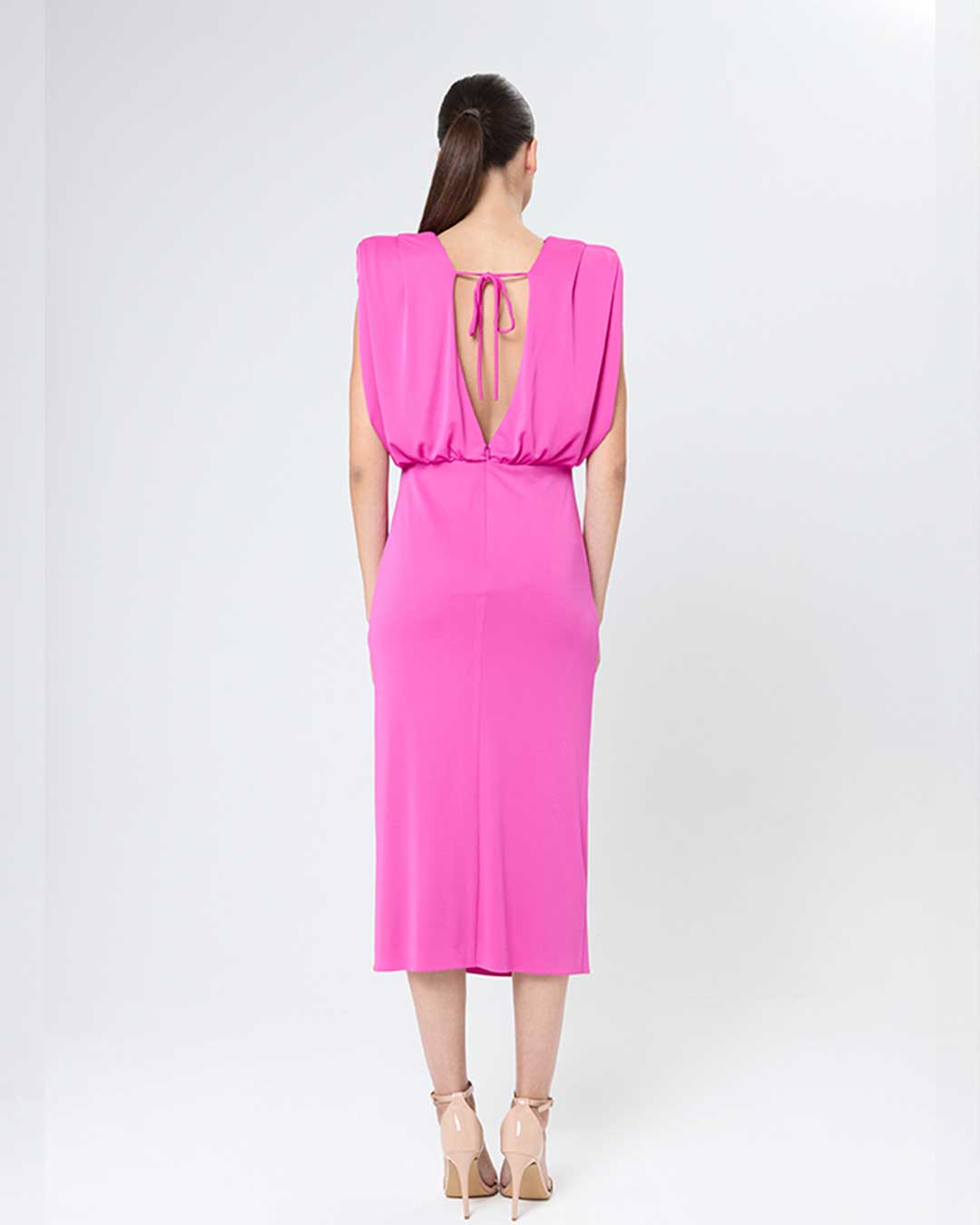 Vestido midi fucsia con frunce, abertura frontal y escote trasero con lazada. Elegante y sensual.