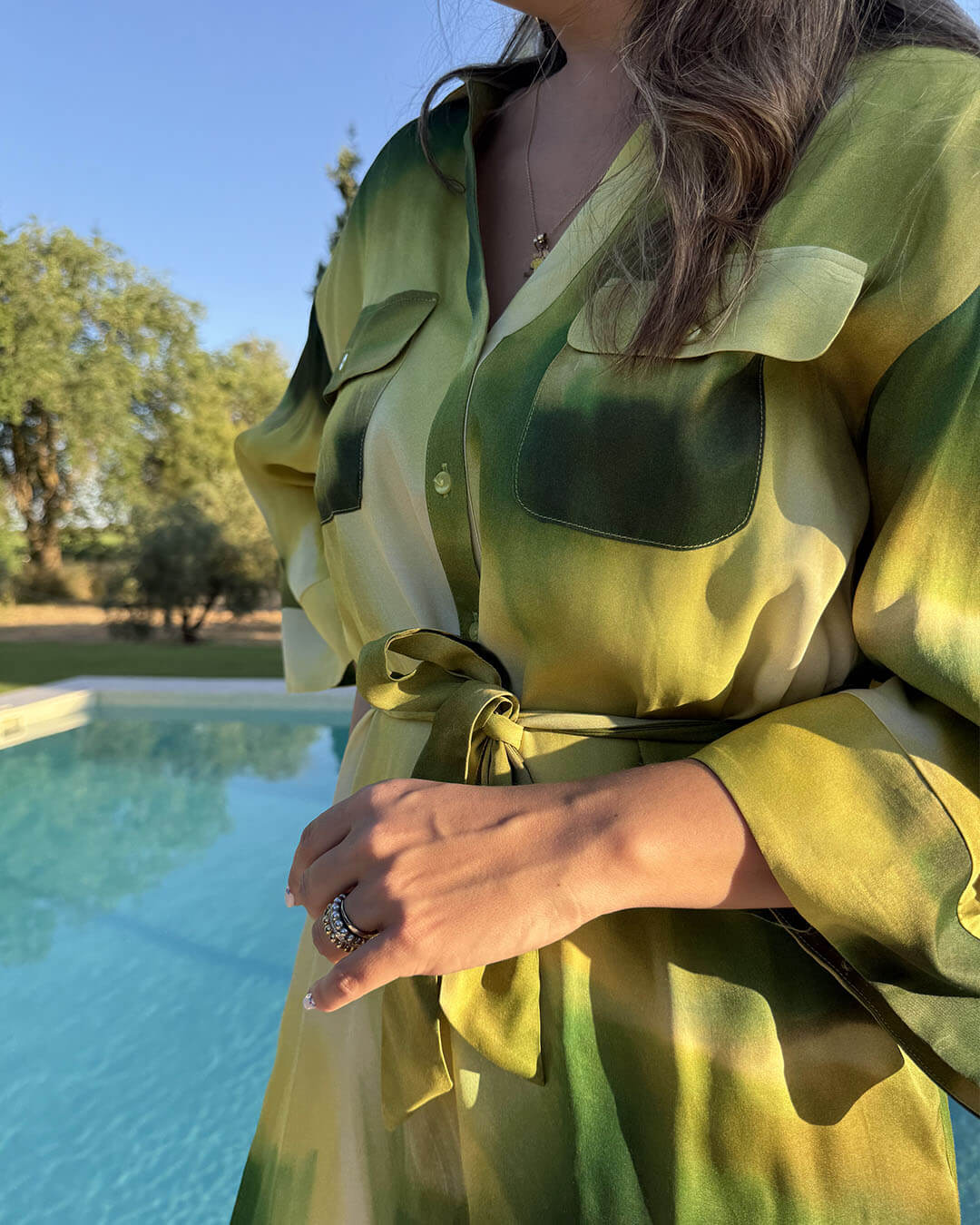 Vestido camisero largo estampado verde
