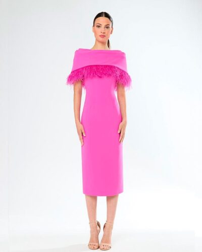 Vestido fucsia midi con capa y detalle de plumas