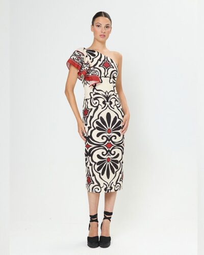Vestido midi asimétrico con volante y estampado ornamental en crudo, negro y rojo. Silueta entallada y elegante.