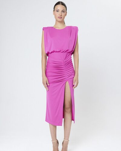 Vestido midi fucsia con frunce, abertura frontal y escote trasero con lazada. Elegante y sensual.