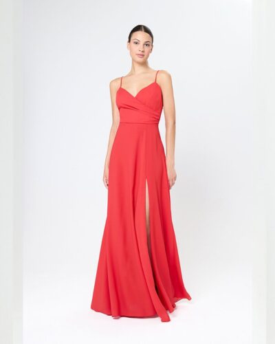 Vestido largo rojo con tirantes finos, escote cruzado y abertura frontal. Fluido y elegante.