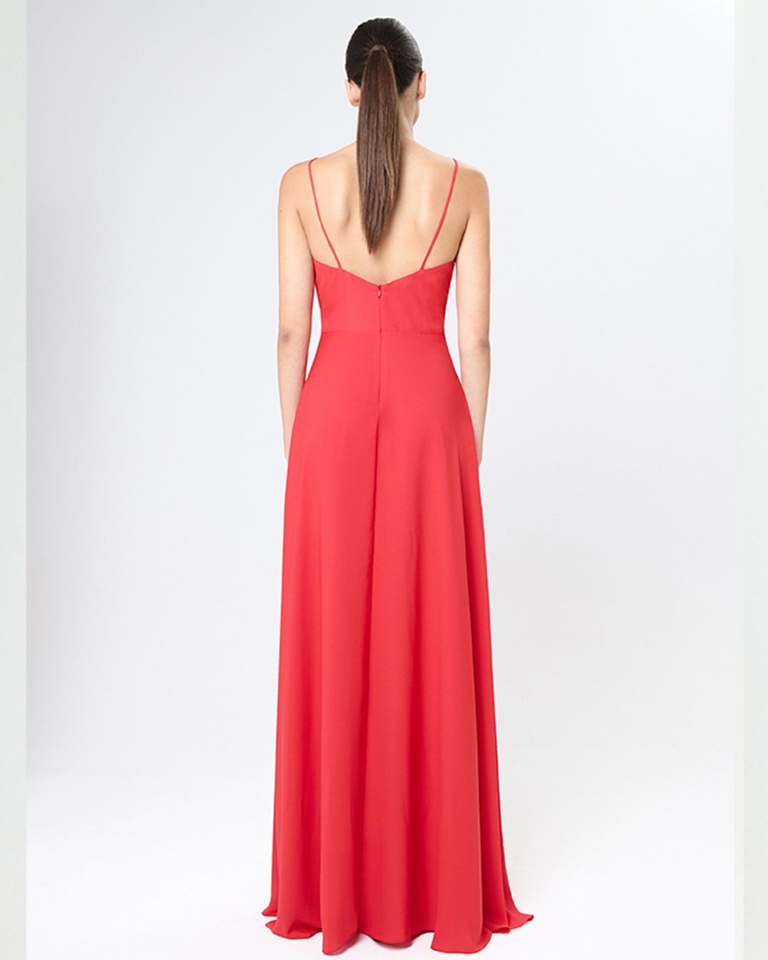Vestido largo rojo con tirantes finos, escote cruzado y abertura frontal. Fluido y elegante.