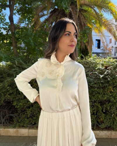Blusa blanca con detalles frontales