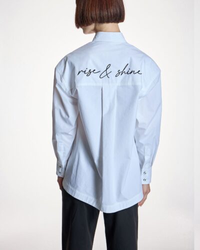 Camisa blanca oversize con bordado “Rise & Shine”