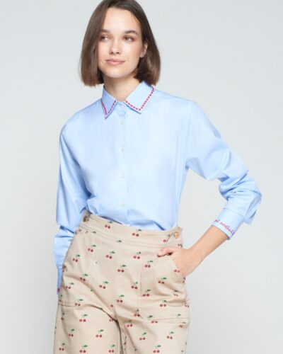 Camisa azul corazones bordados en cuello y puños