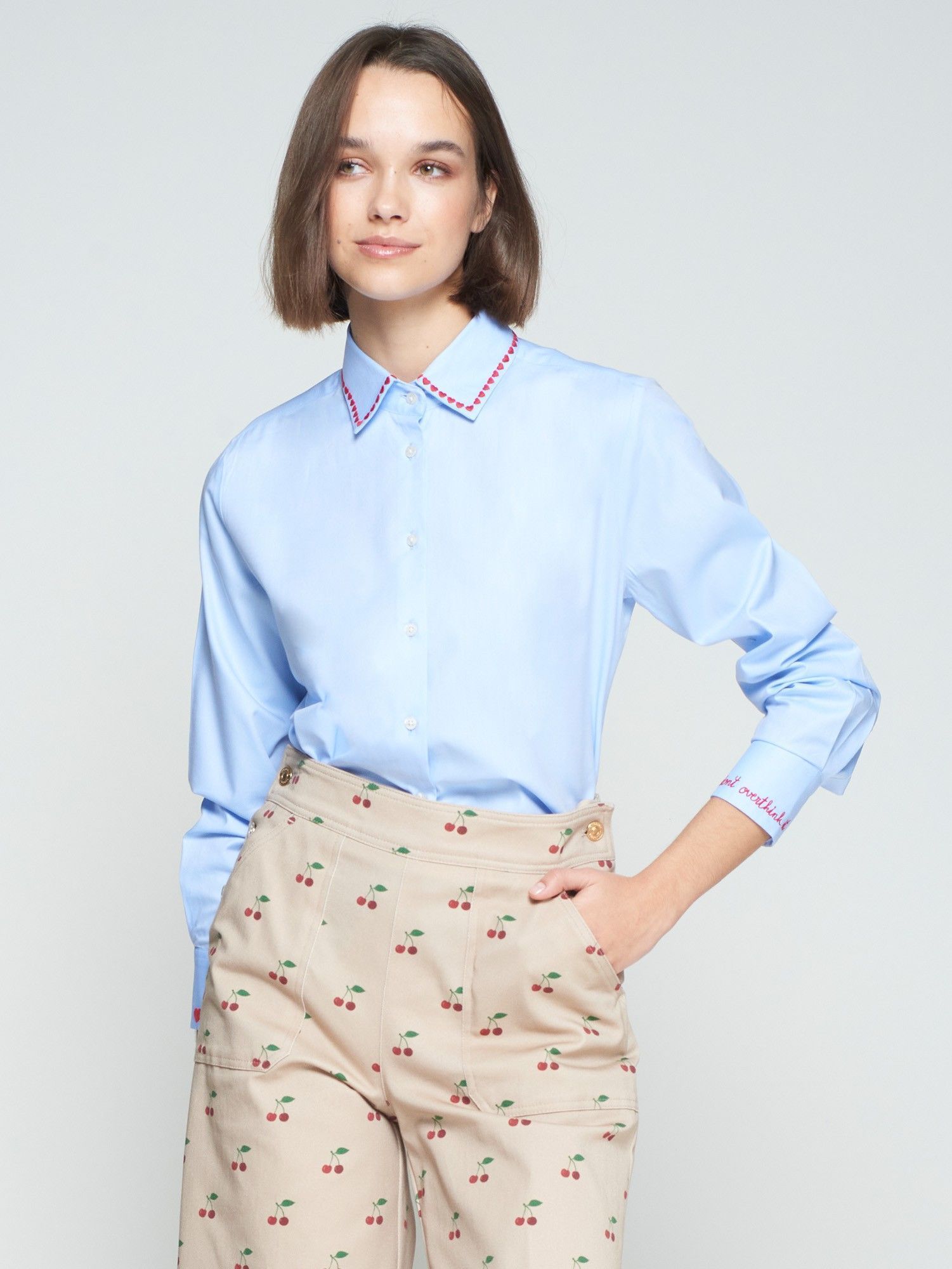 Camisa azul corazones bordados en cuello y puños