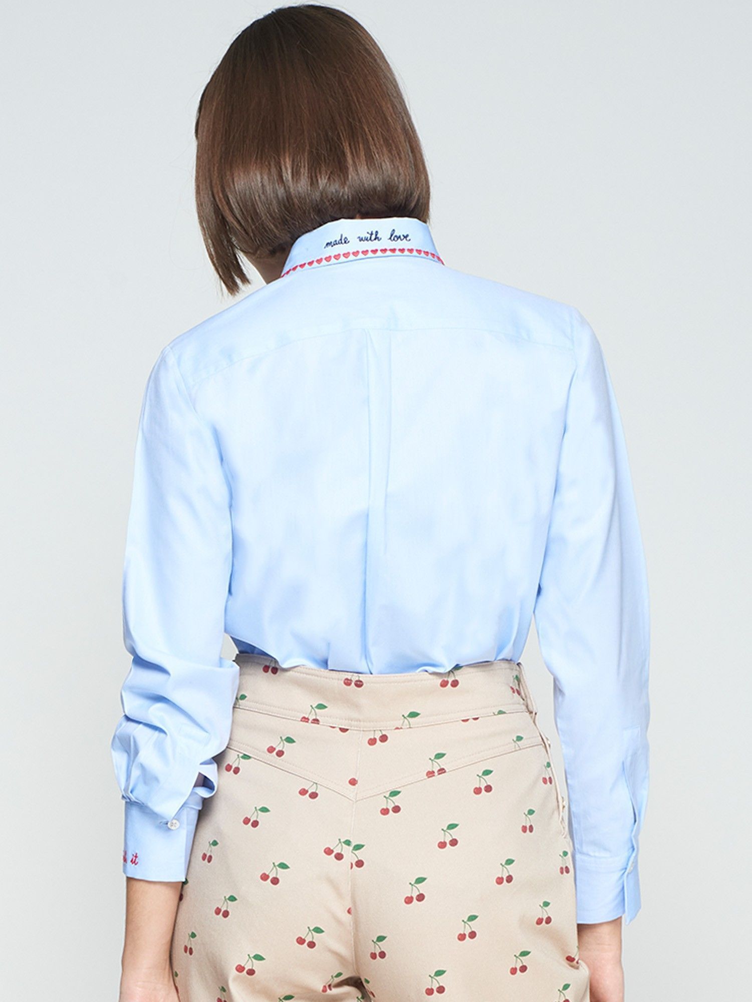 Camisa azul corazones bordados en cuello y puños