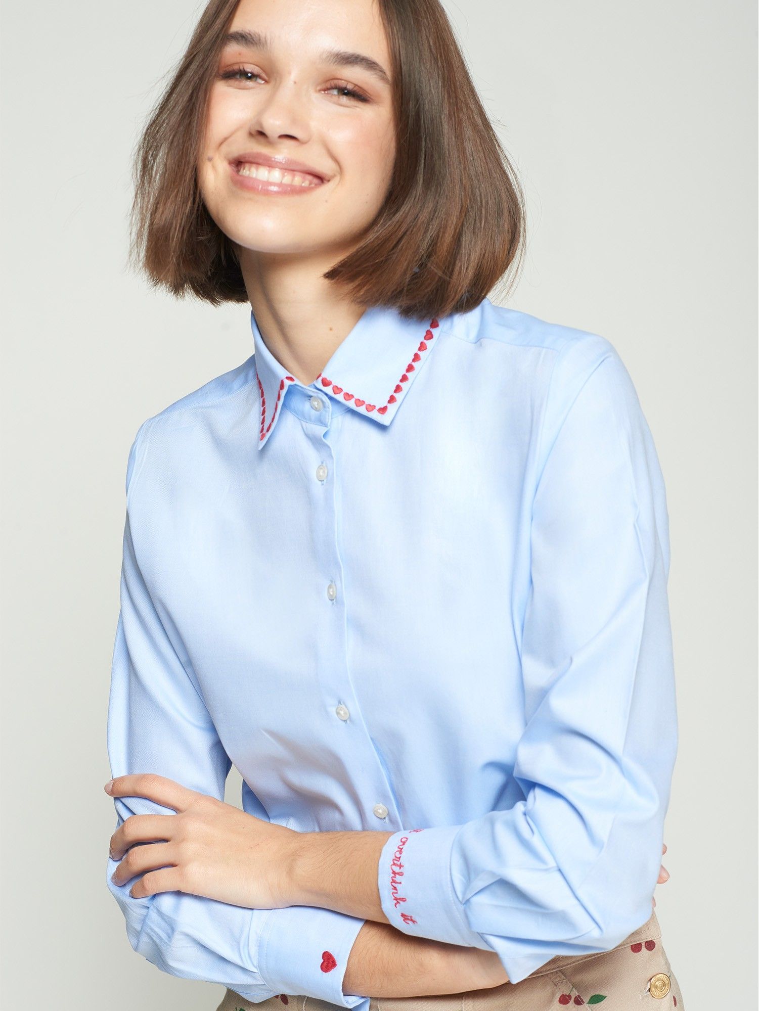 Camisa azul corazones bordados en cuello y puños