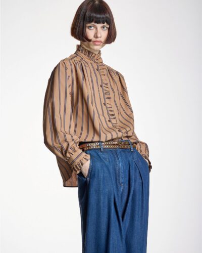 Camisa marrón a rayas con cuello subido y volantes