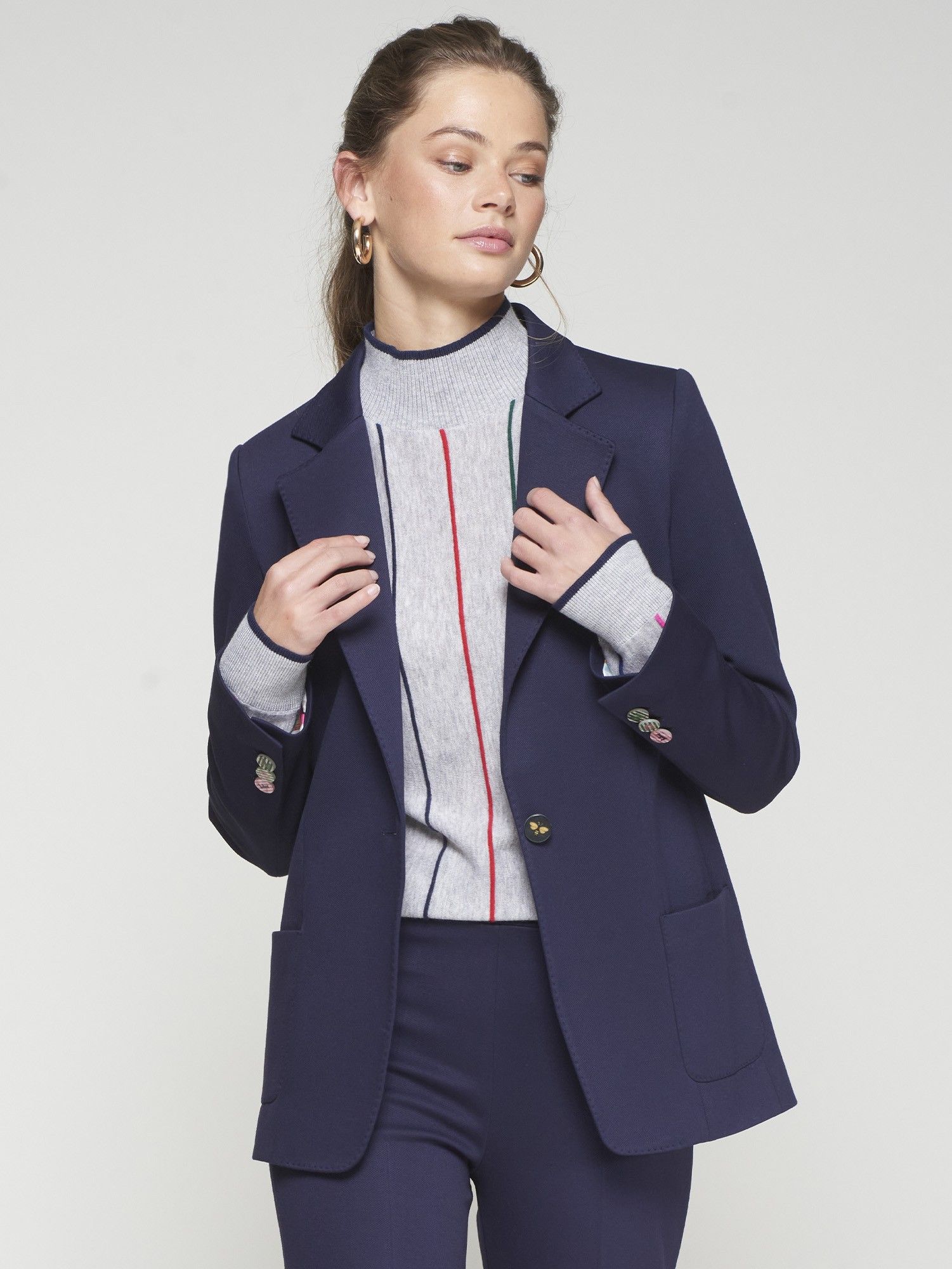 Chaqueta azul marino con dos aberturas y bolsillos delanteros