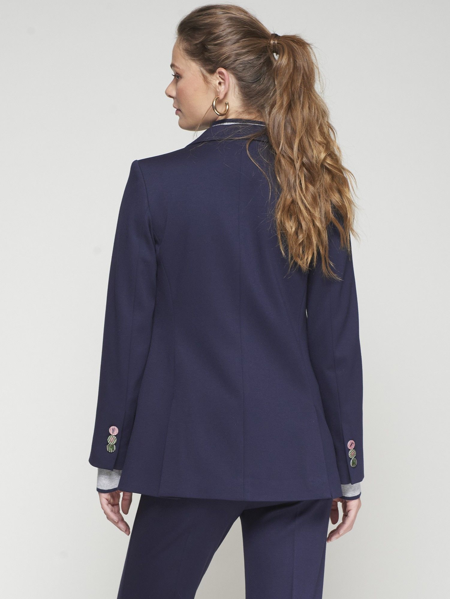 Chaqueta azul marino con dos aberturas y bolsillos delanteros