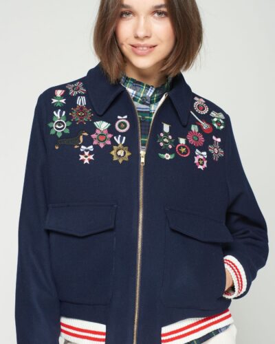 Chaqueta bomber azul marino con bordados de lana