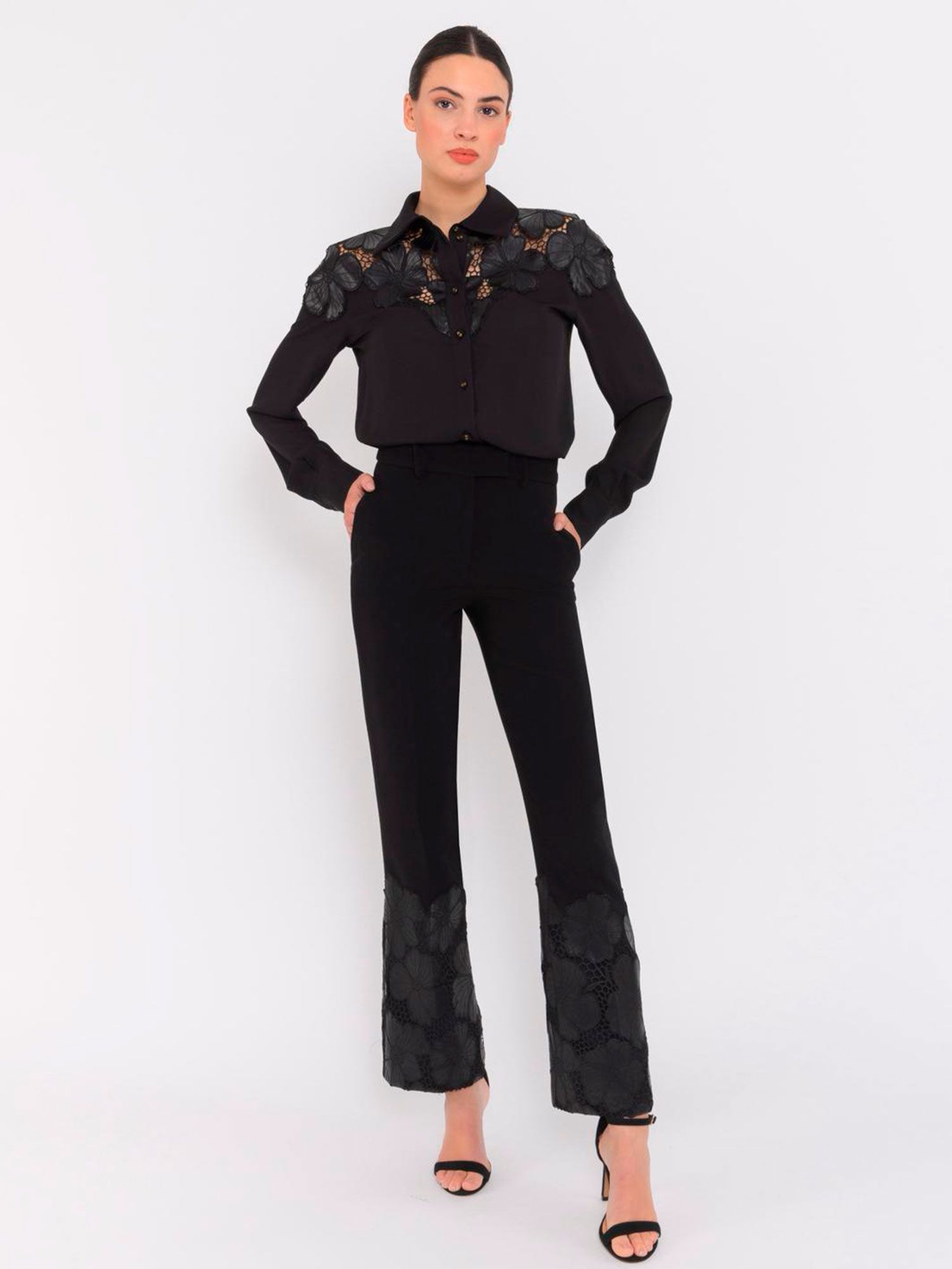 Conjunto negro sofisticado con bordados florales en polipiel en hombros y bajo del pantalón. Diseño elegante y femenino, ideal para eventos o cenas especiales.