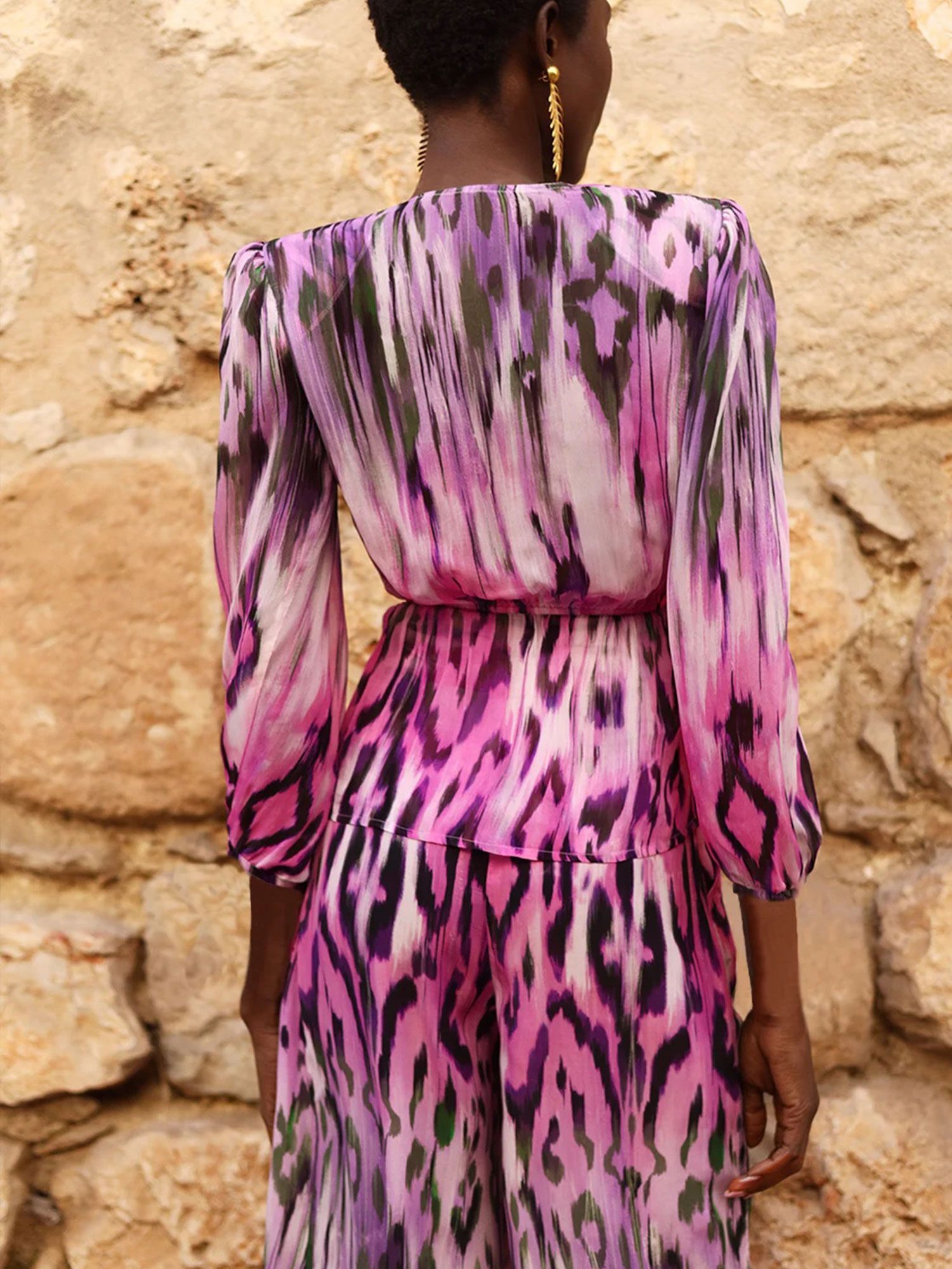Conjunto cruzado animal print morado