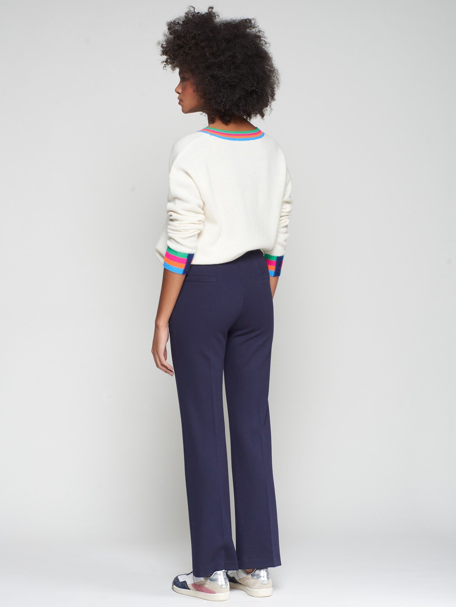 Pantalón Martina azul marino con corte recto
