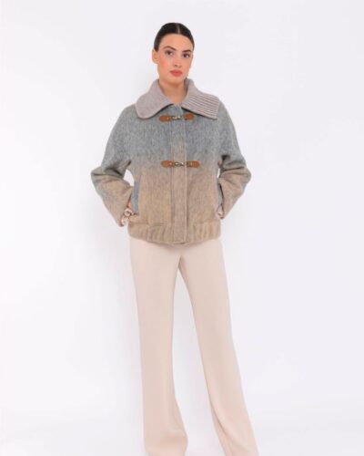 Parka gris con efecto degradado y cierre de hebillas