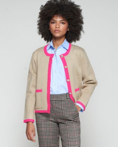 Cardigan beige con ribetes fucsia y botones dorados