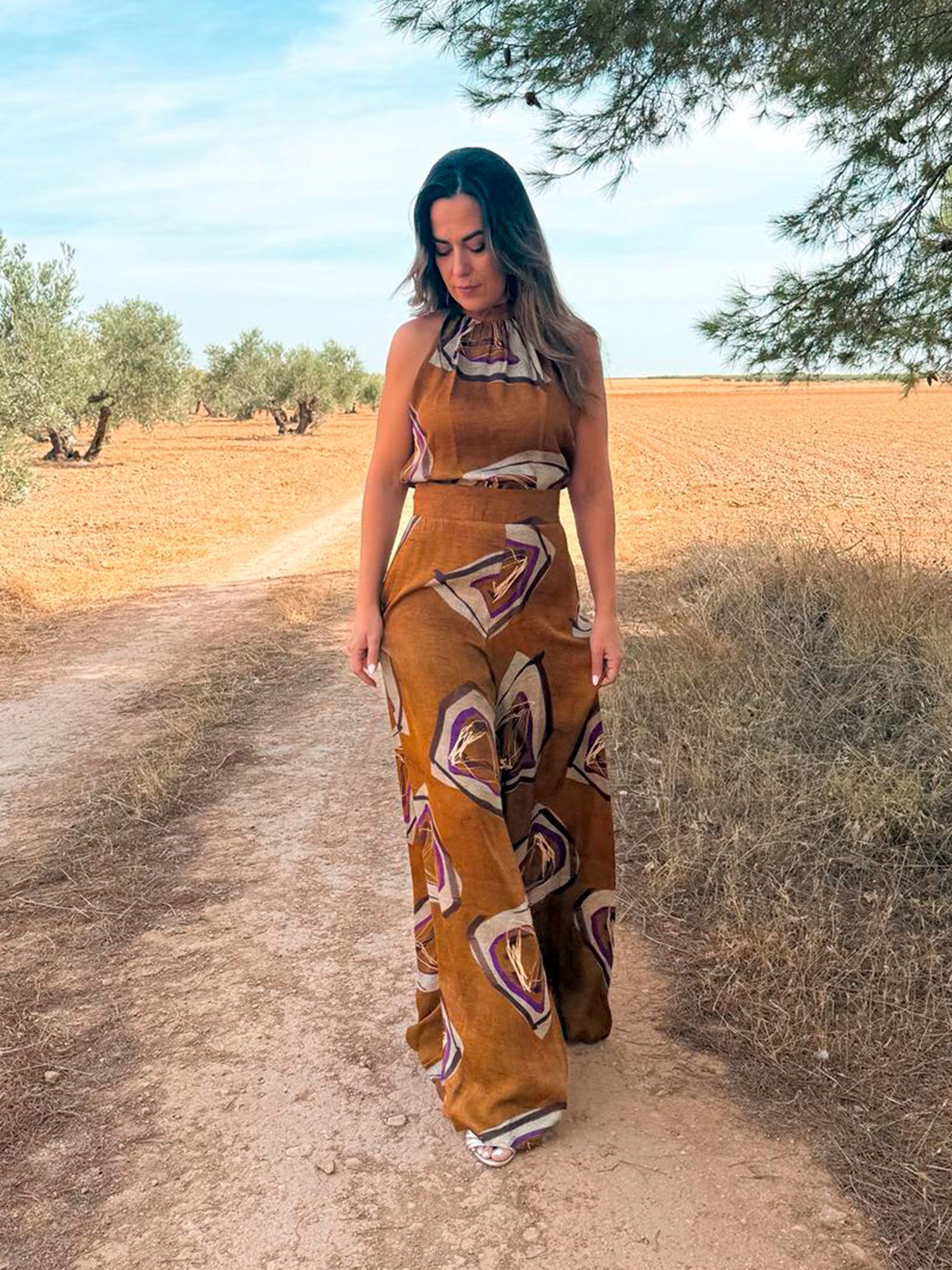 Conjunto tres piezas marrón con estampado geométrico