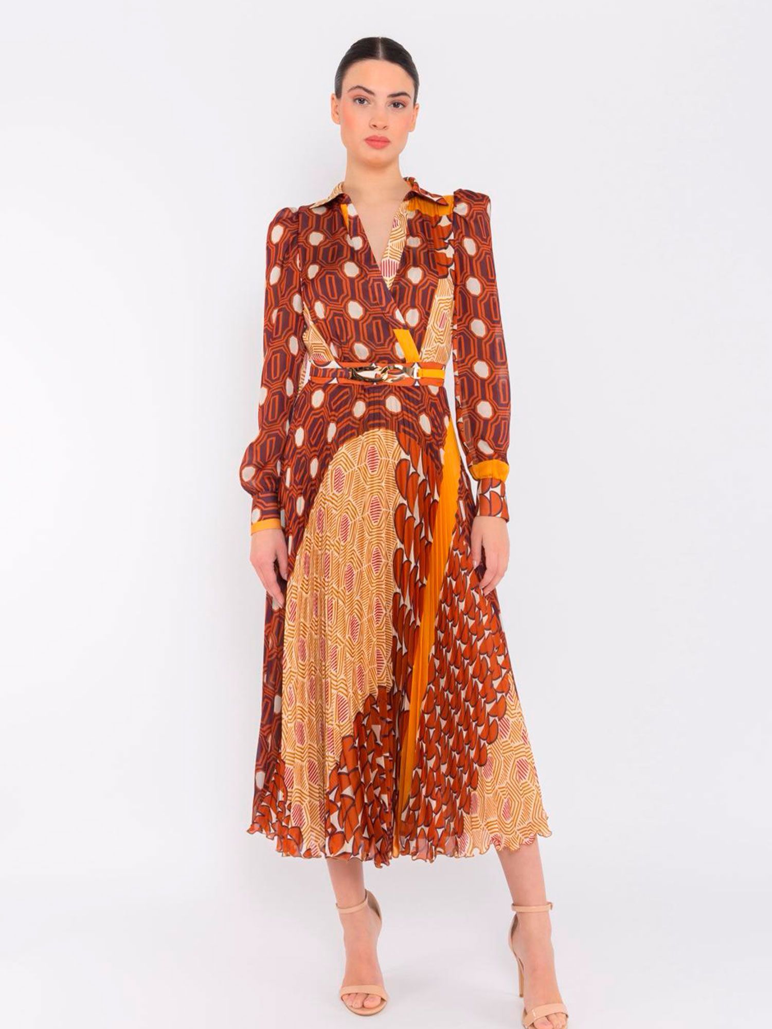 Vestido midi camisero estampado geométrico en tonos marrón y mostaza