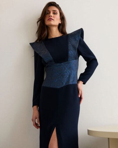 Vestido azul marino con hombreras estructuradas y detalle brocado