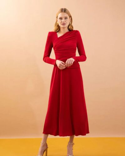 Vestido rojo midi con drapeado lateral y manga larga