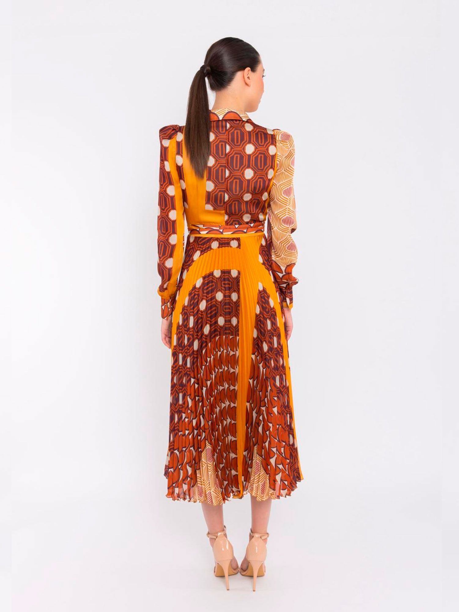 Vestido midi camisero estampado geométrico en tonos marrón y mostaza