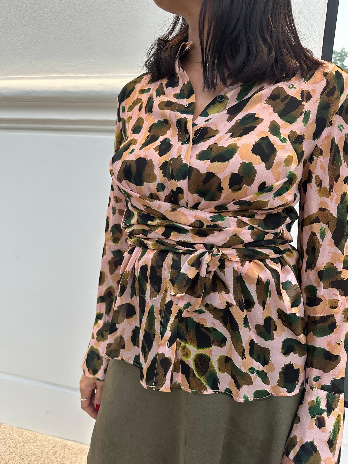 Blusa estampada con lazada frontal en tonos tierra - Imagen 2