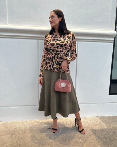 Blusa estampada con lazada frontal en tonos tierra