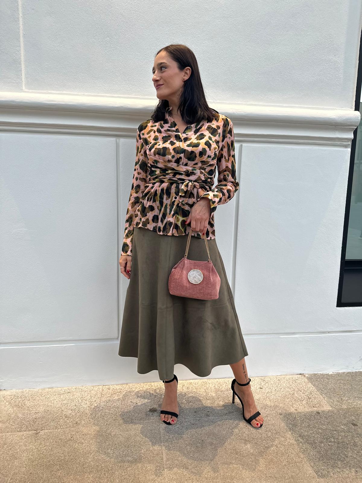 Blusa estampada con lazada frontal en tonos tierra