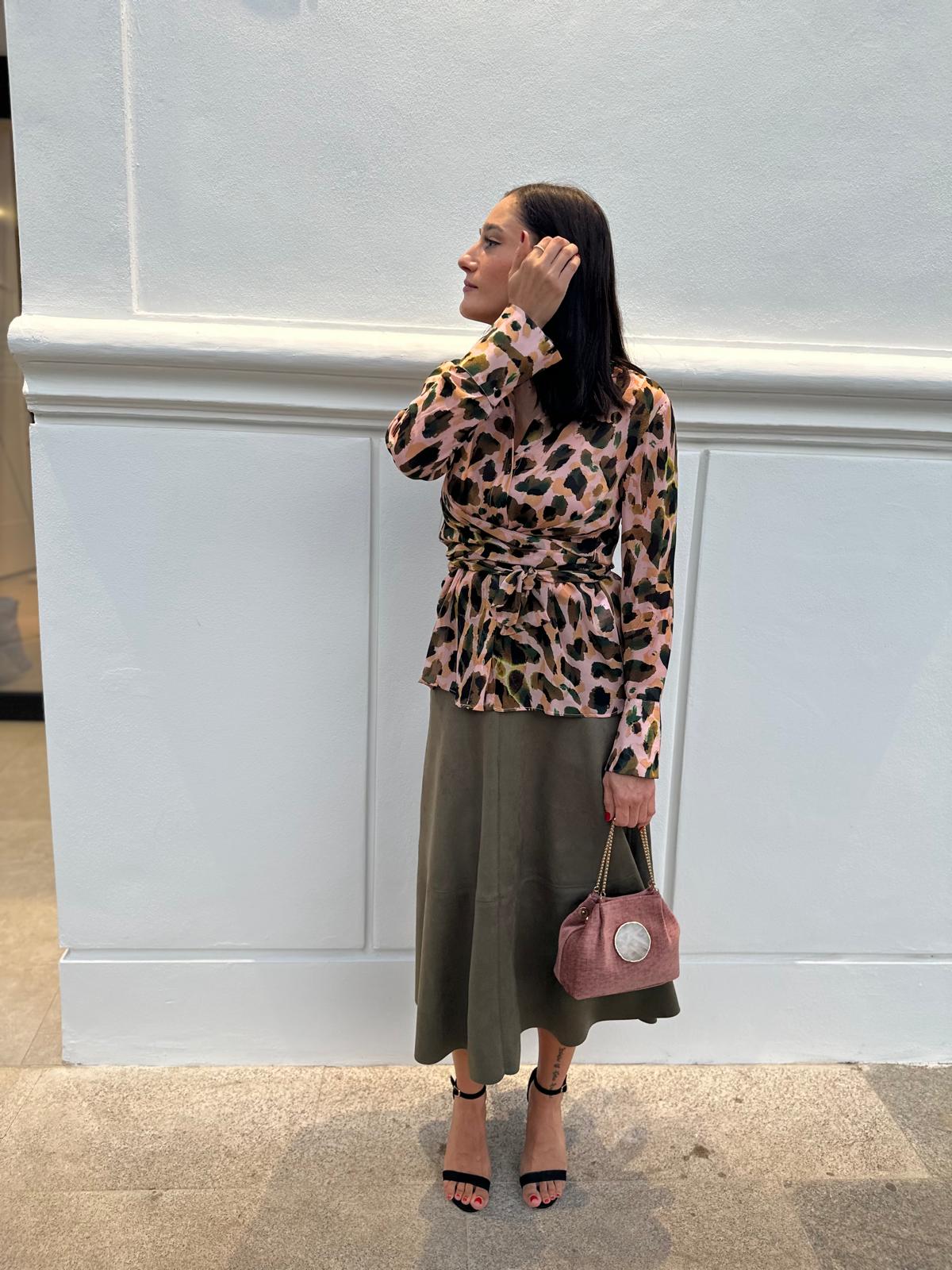 Blusa estampada con lazada frontal en tonos tierra