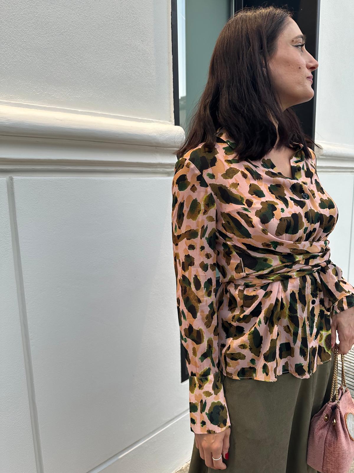 Blusa estampada con lazada frontal en tonos tierra