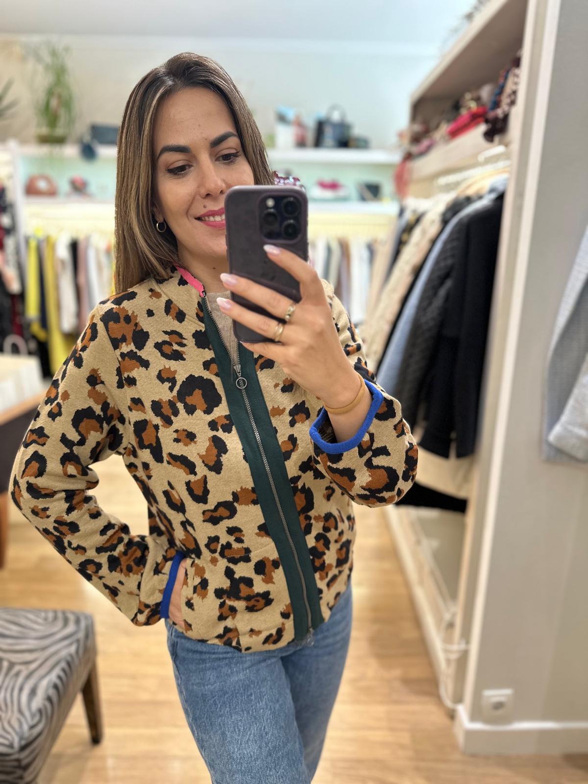 Chaqueta de punto animal print con vivos de color – Aldo Martins